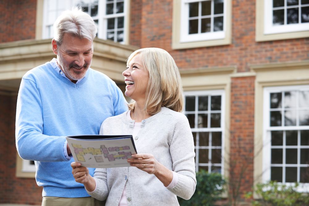 home+owners+reviewing+a+moving+company+estimate